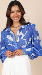 Blaue Bluse mit Knopfleiste und Blumenmuster
