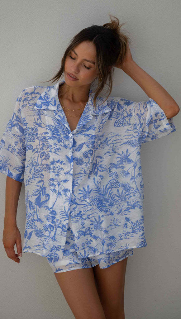 Passende Sets aus Hemd und Shorts mit blauem Laub