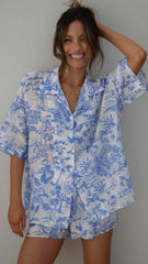 Passende Sets aus Hemd und Shorts mit blauem Laub