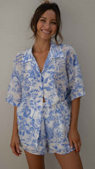 Passende Sets aus Hemd und Shorts mit blauem Laub