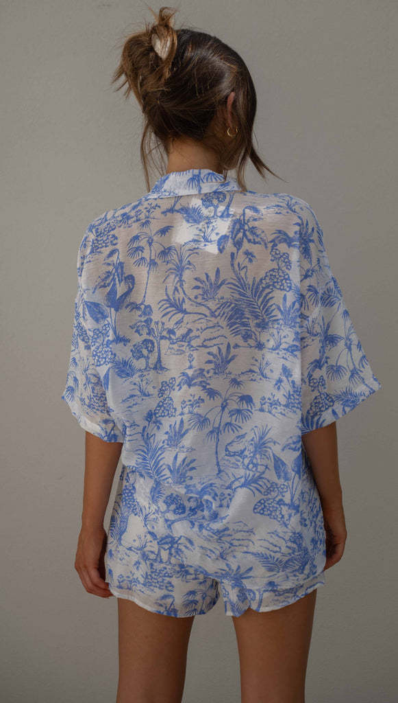 Passende Sets aus Hemd und Shorts mit blauem Laub