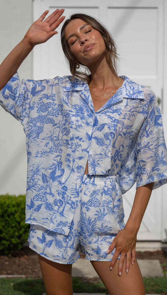 Passende Sets aus Hemd und Shorts mit blauem Laub