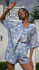 Passende Sets aus Hemd und Shorts mit blauem Laub