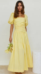 Gelbes plissiertes Midikleid