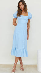 Himmelblaues Midikleid