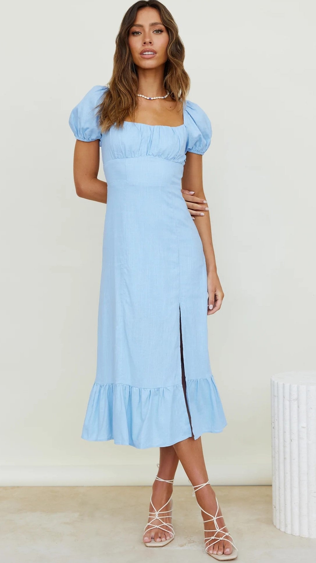 Himmelblaues Midikleid