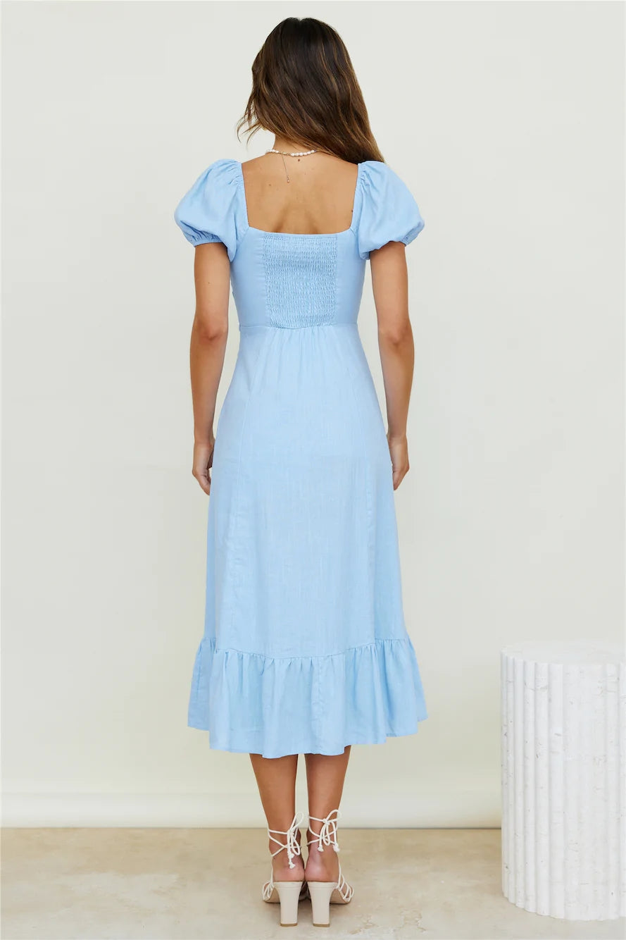 Himmelblaues Midikleid
