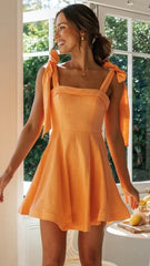 Orangefarbenes Minikleid mit Schulterschnürung