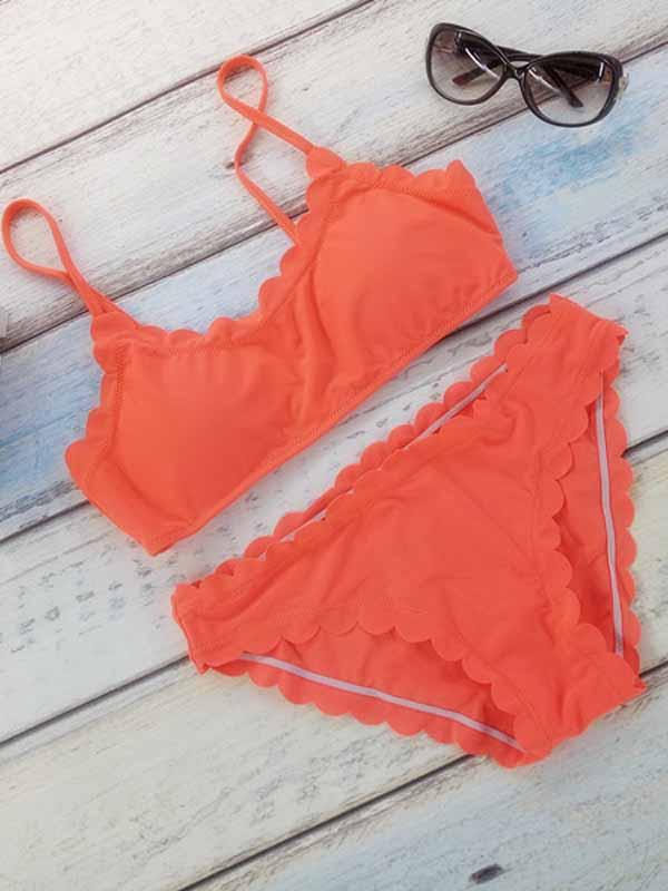 Orangefarbenes Bikinioberteil und -unterteil mit Muschelsaum
