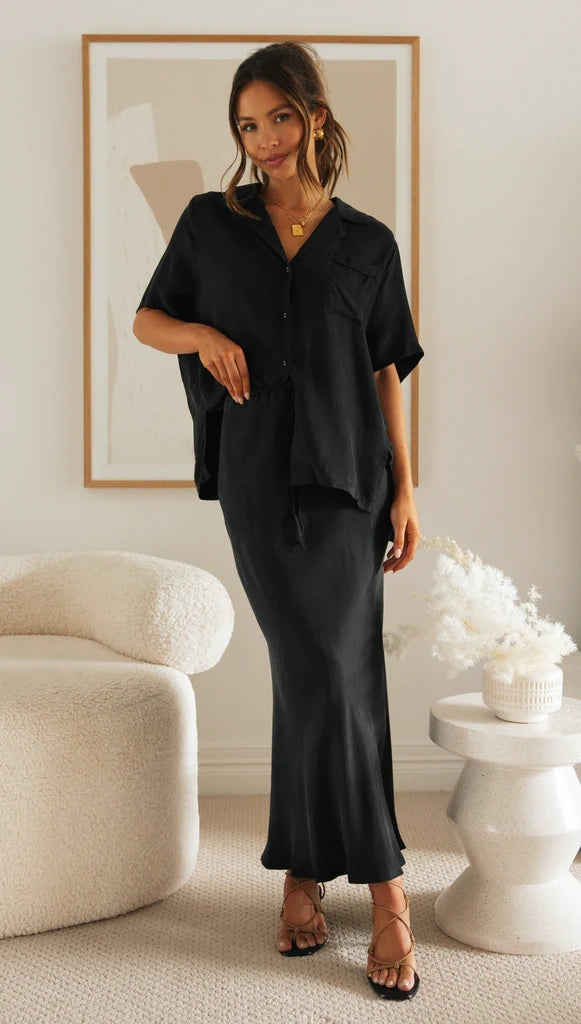 Schwarzes, einfarbiges Button-Down-Hemd