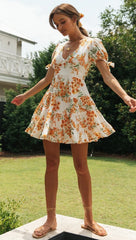 Oranges ausgestelltes Kleid mit Blumenmuster