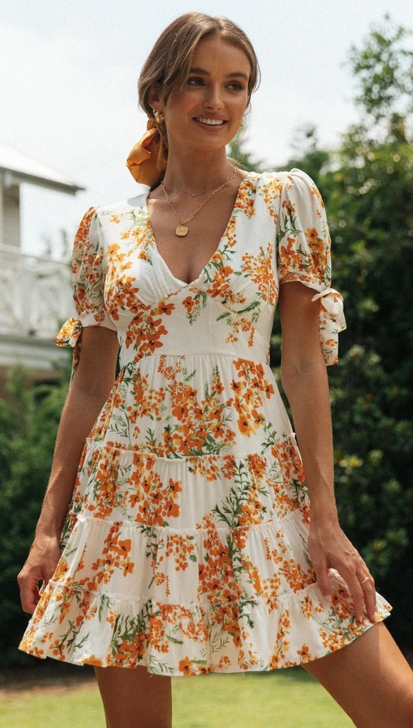 Oranges ausgestelltes Kleid mit Blumenmuster
