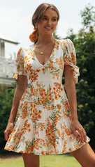 Oranges ausgestelltes Kleid mit Blumenmuster