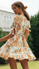 Oranges ausgestelltes Kleid mit Blumenmuster