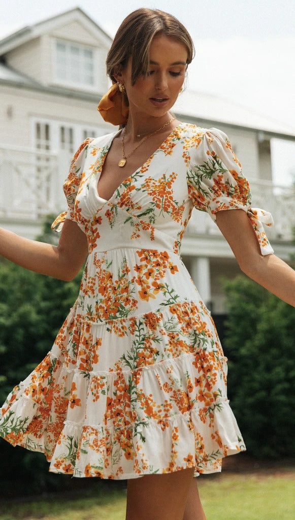 Oranges ausgestelltes Kleid mit Blumenmuster