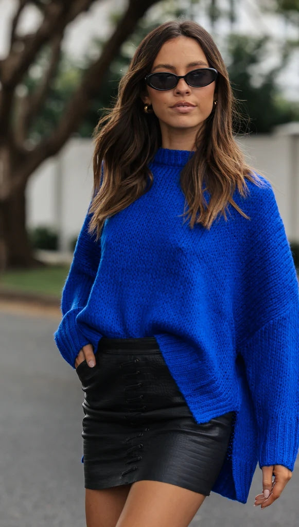 Königsblauer Strickpullover mit überschnittener Schulter