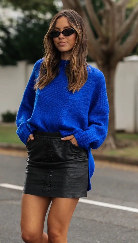 Königsblauer Strickpullover mit überschnittener Schulter