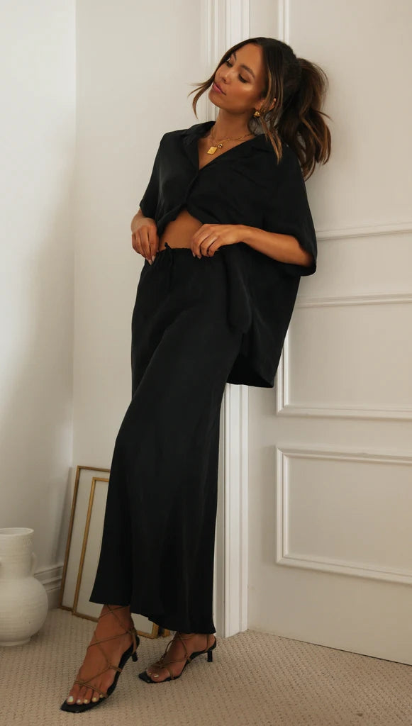 Schwarzes, einfarbiges Button-Down-Hemd