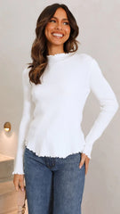 Weißer Rippstrickpullover mit hohem Kragen
