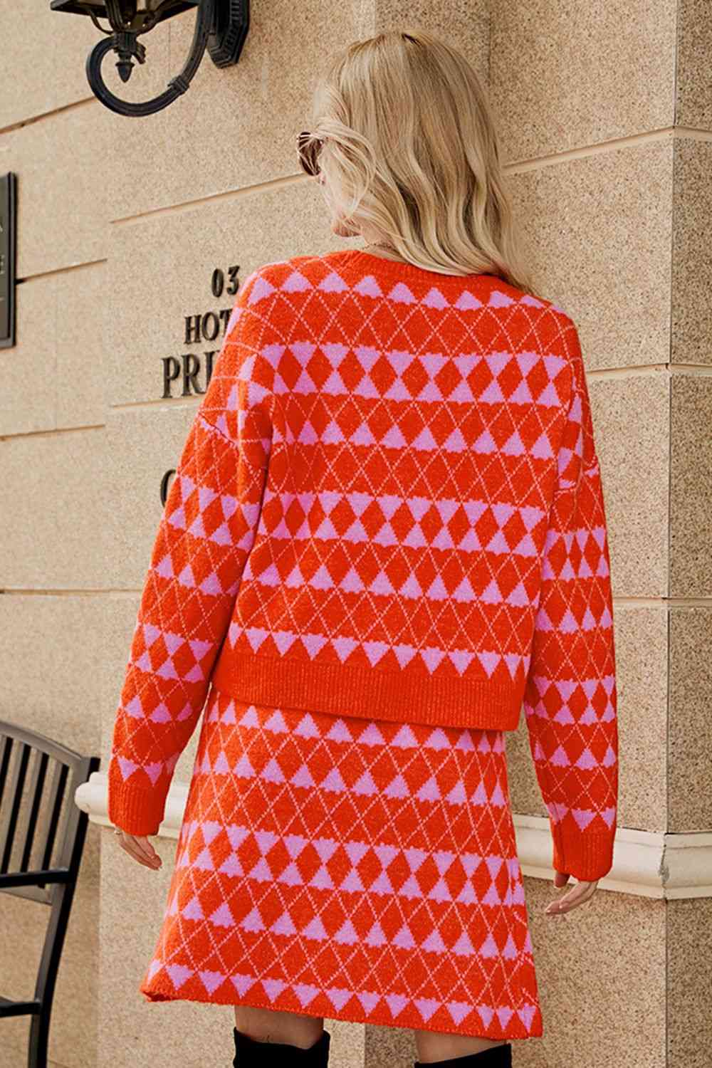 Set aus Cardigan mit geometrischem Muster und überschnittenen Schultern und Strickrock