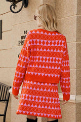 Set aus Cardigan mit geometrischem Muster und überschnittenen Schultern und Strickrock