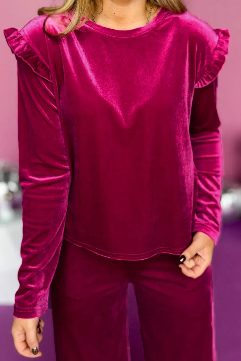 Lounge-Set aus langärmligem Oberteil mit Rundhalsausschnitt und Hose mit Kordelzug aus Samt
