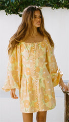 Oranges Minikleid mit Blumenmuster und langen Ärmeln