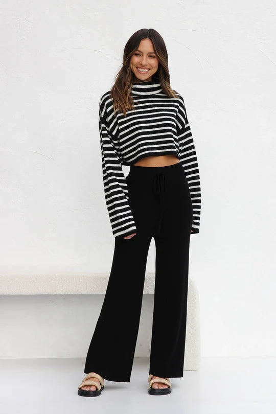 Schwarzes, gestreiftes, langärmliges Crop-Top aus Strick