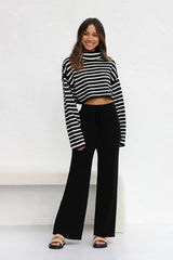 Schwarzes, gestreiftes, langärmliges Crop-Top aus Strick