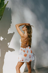 Oranges rückenfreies Minikleid mit Blumenmuster