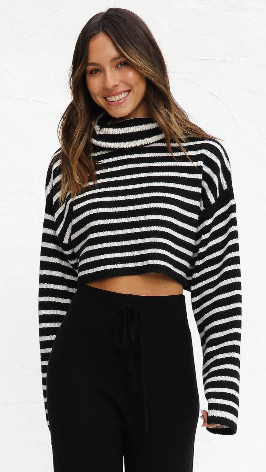 Schwarzes, gestreiftes, langärmliges Crop-Top aus Strick