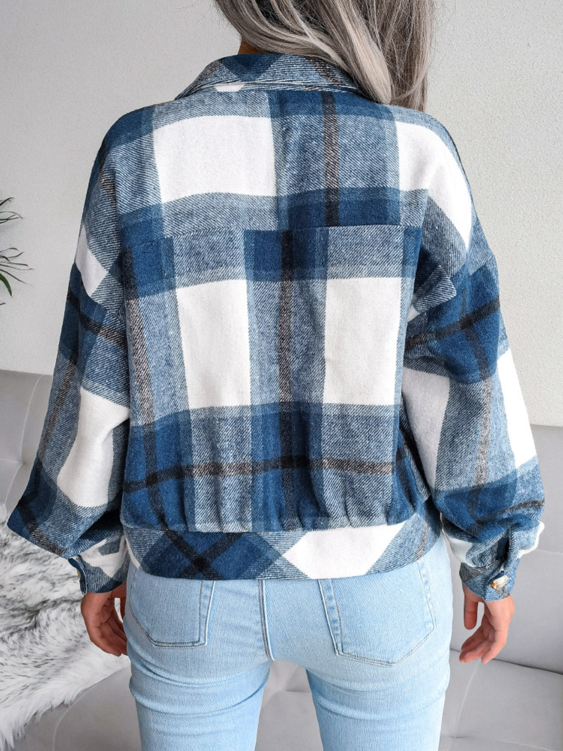 Karierte Jacke mit Kragen und langen Ärmeln