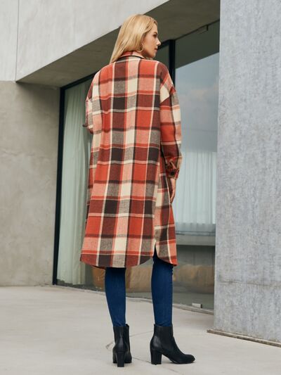 Karierter Trenchcoat mit Taschen und Knopfleiste