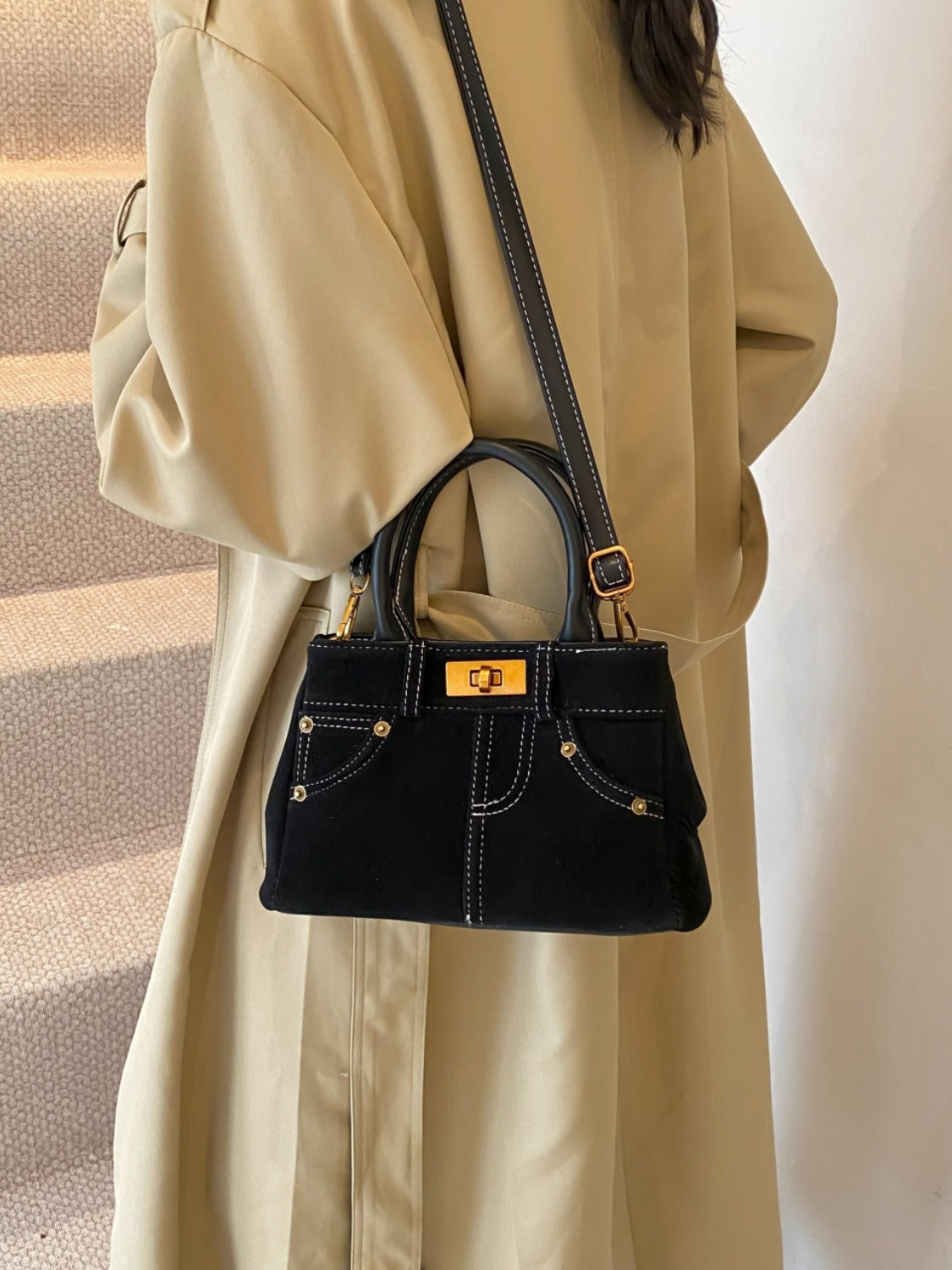 Doppelnutzen-Handtasche aus Wildleder mit verstellbarem Riemen