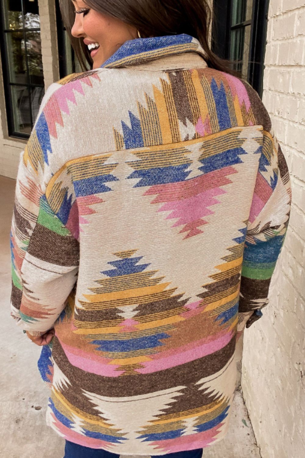 Geometrische, langärmlige Jacke mit Knöpfen