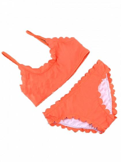 Orangefarbenes Bikinioberteil und -unterteil mit Muschelsaum