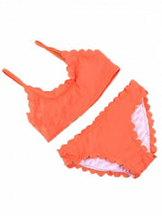 Orangefarbenes Bikinioberteil und -unterteil mit Muschelsaum