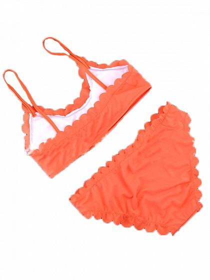 Orangefarbenes Bikinioberteil und -unterteil mit Muschelsaum