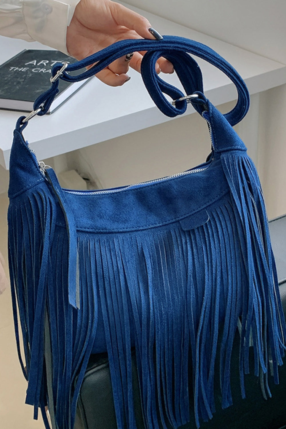 Schultertasche aus Wildleder mit Fransen und verstellbarem Riemen