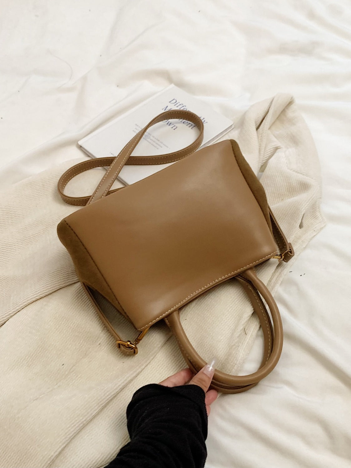 Doppelnutzen-Handtasche aus Wildleder mit verstellbarem Riemen