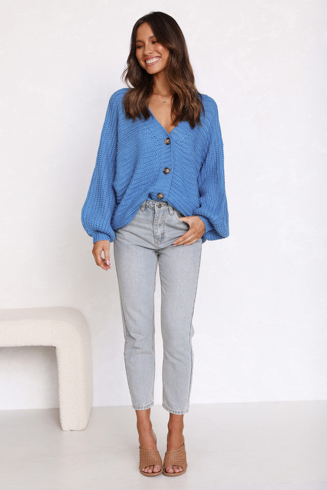 Blauer gerippter Strickjackenpullover