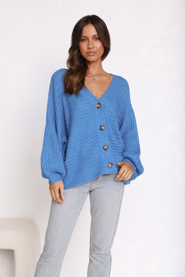 Blauer gerippter Strickjackenpullover