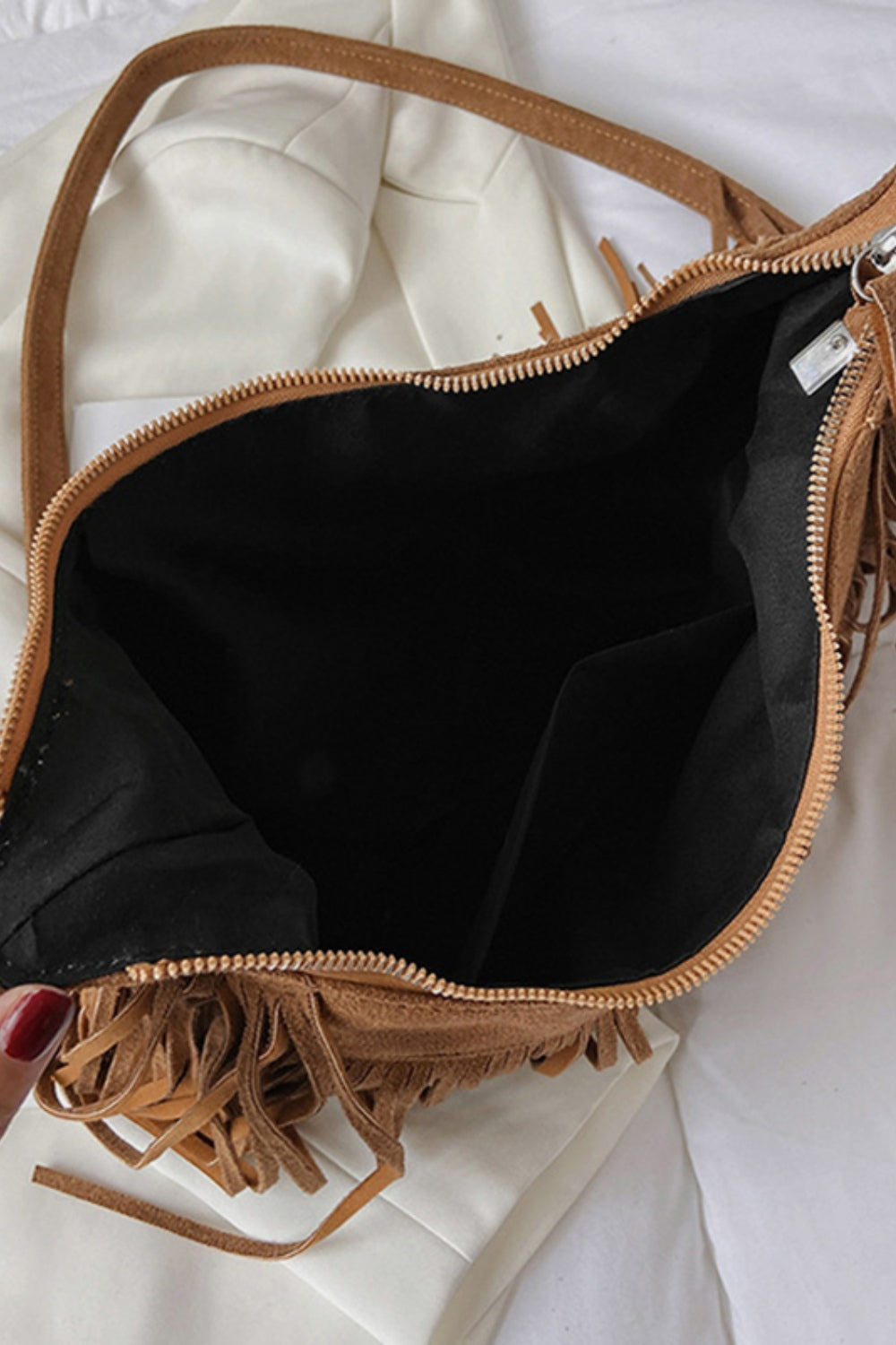 Schultertasche aus Wildleder mit Fransen und verstellbarem Riemen