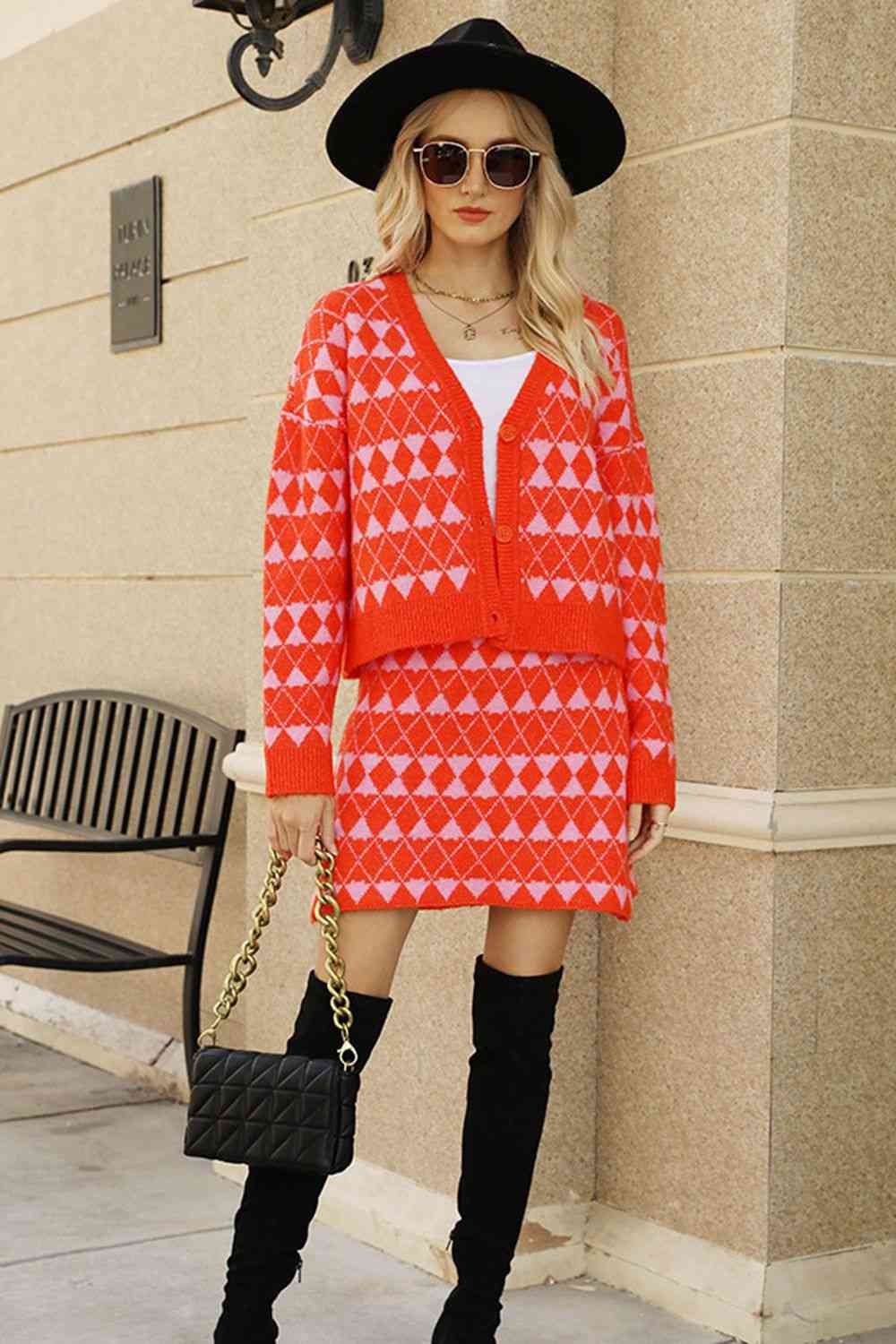 Set aus Cardigan mit geometrischem Muster und überschnittenen Schultern und Strickrock