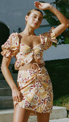 Orangefarbenes Minikleid mit Blumenmuster und Bindeband vorne