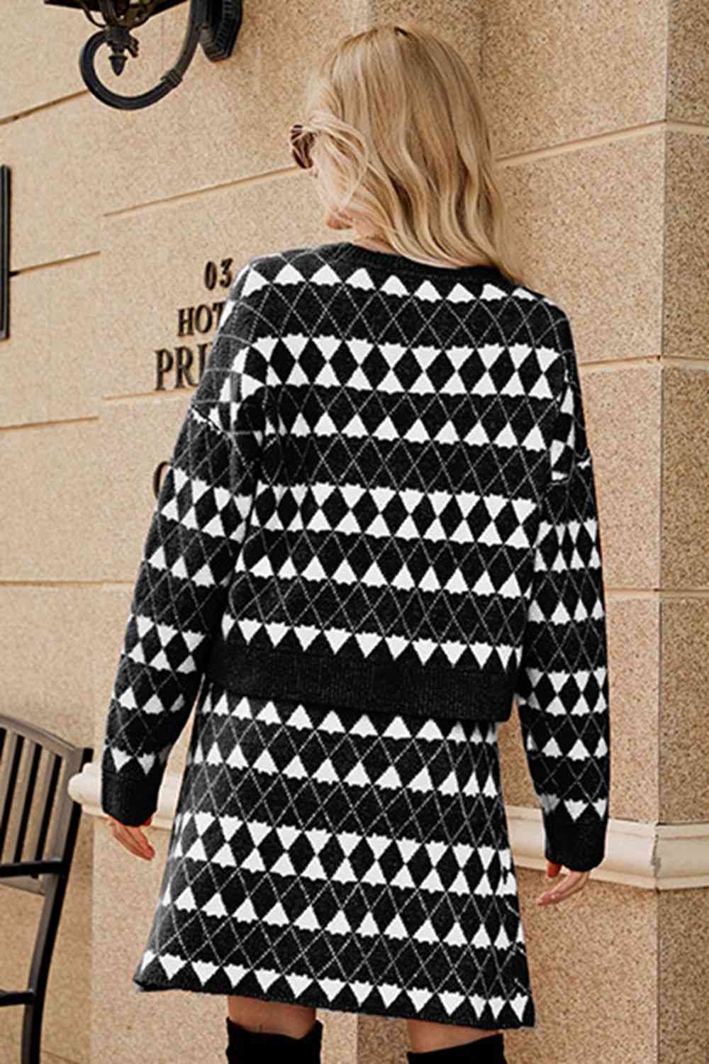 Set aus Cardigan mit geometrischem Muster und überschnittenen Schultern und Strickrock