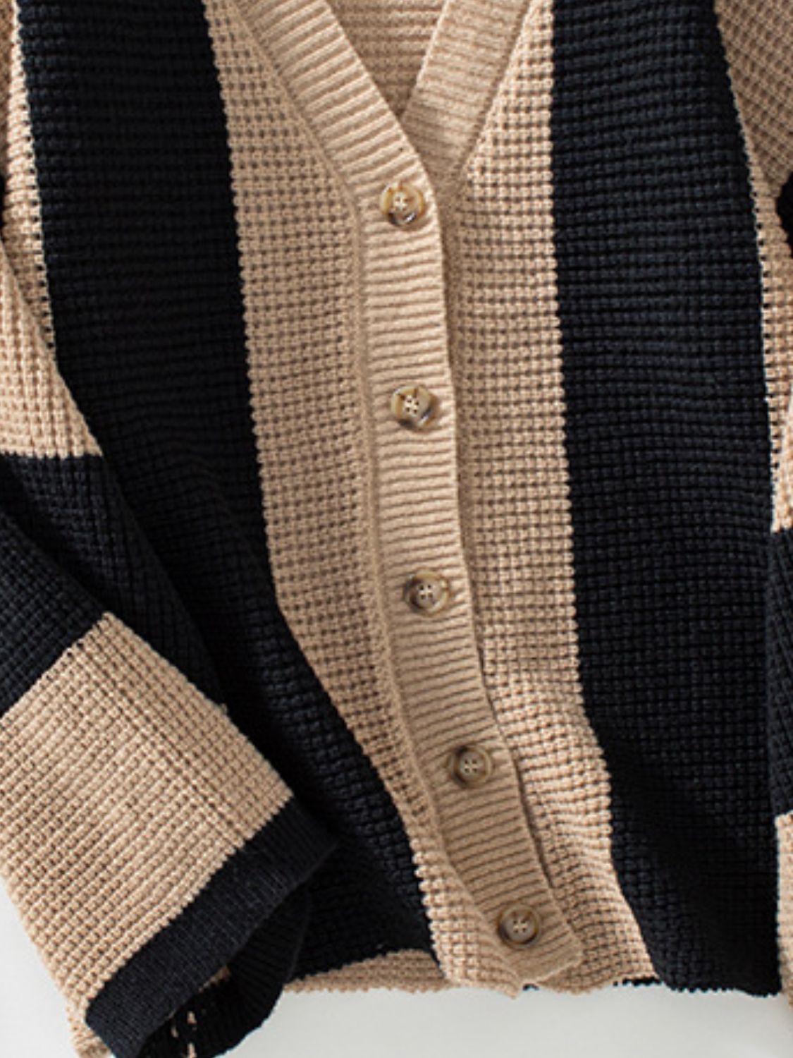 Gestreifte Strickjacke mit Waffelstrick und V-Ausschnitt sowie langen Ärmeln