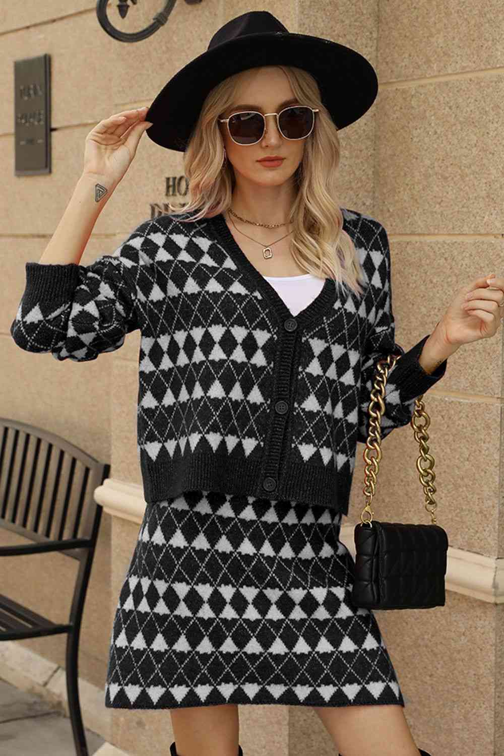 Set aus Cardigan mit geometrischem Muster und überschnittenen Schultern und Strickrock
