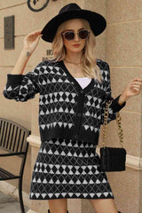 Set aus Cardigan mit geometrischem Muster und überschnittenen Schultern und Strickrock