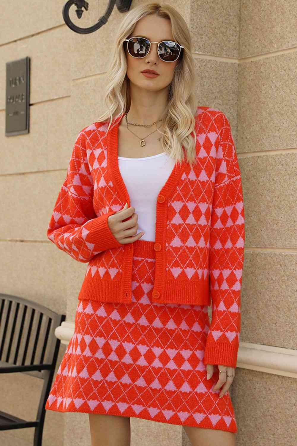 Set aus Cardigan mit geometrischem Muster und überschnittenen Schultern und Strickrock